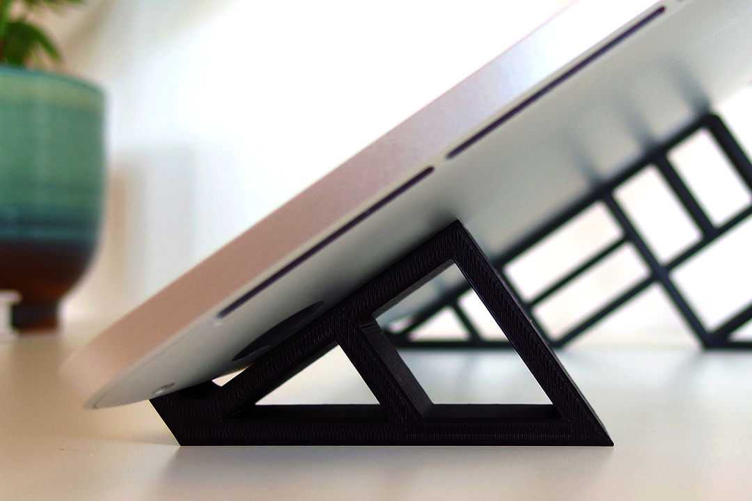 The geometric stand for MacBook Pro Retina laptop confortable position