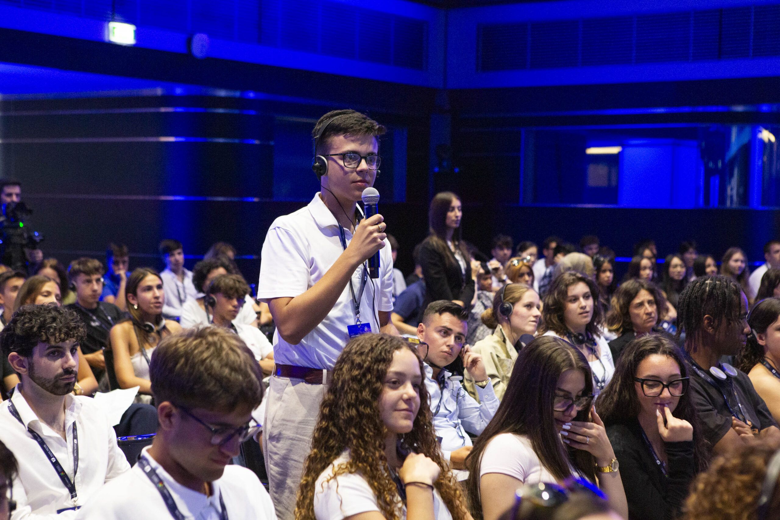 Young Factor 25 - Studente pone domanda a governatore banca centrale europea